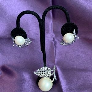 Vintage Sarah Coventry Natures Pearl Set - EUC
